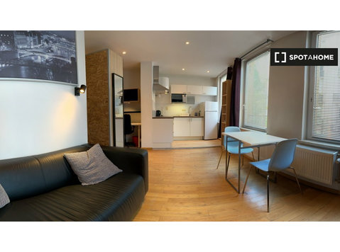 Bright studio apartment for rent in Saint-Gilles, Brussels - Byty