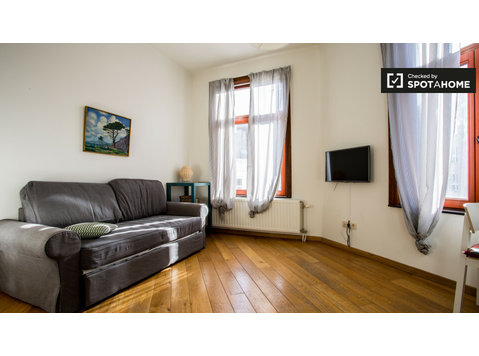 Bright studio apartment for rent in Saint Gilles, Brussels - Apartemen