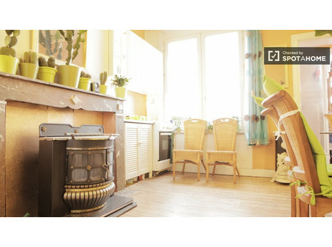 Colorful 2 Bed Apartment with Terrace in Brussels EU Area - Căn hộ