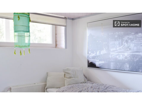 Cozy Bedroom for Rent in a House Near Laeken - Brussels - Apartments