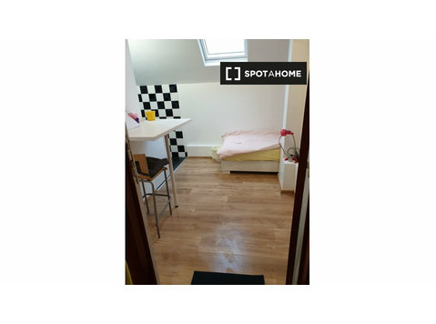 Cozy and small independent studio apartment in Brussels - アパート