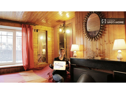 Elegante Studio con Boiserie in legno in Eu Area di… - Appartamenti