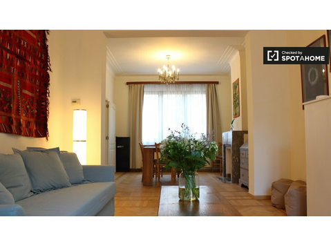 Gran apartamento de 1 dormitorio en alquiler en Etterbeek,… - Pisos