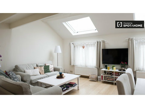 Modern 3rd floor studio apartment to rent, Ixelles, Brussels - Станови