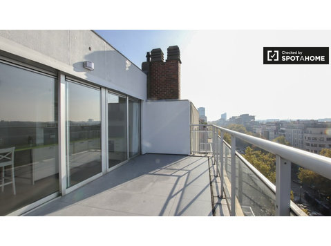 Ixelles, Brüksel'de kiralık 1 yatak odalı çatı katı daire - Apartman Daireleri