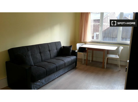 Simple studio apartment for rent in Ixelles, Brussels - Dzīvokļi