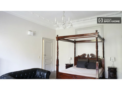 Studio with equipped kitchen for rent, Ixelles, Brussels - Byty