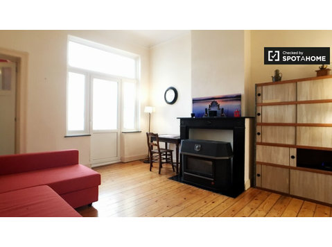 Tidy apartamento de 1 dormitorio en alquiler en Schaerbeek,… - Pisos