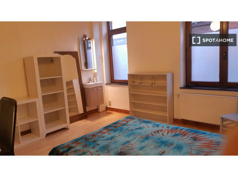Room for rent in 3-bedroom apartment in Cornillon, Liège - 임대