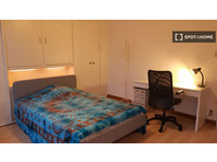 Room for rent in 3-bedroom apartment in Cornillon, Liège - Annan üürile