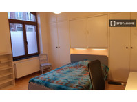 Room for rent in 3-bedroom apartment in Cornillon, Liège - Под наем