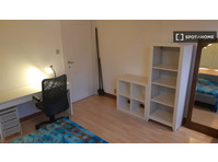 Room for rent in 3-bedroom apartment in Cornillon, Liège - เพื่อให้เช่า