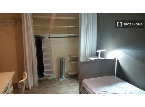 Room for rent in 3-bedroom apartment in Cornillon, Liège - Cho thuê