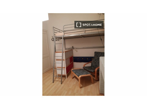 Room for rent in 3-bedroom apartment in Cornillon, Liège - 出租