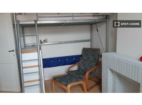Room for rent in 3-bedroom apartment in Cornillon, Liège - Te Huur