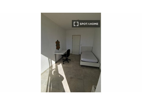 Room for rent in 3-bedroom apartment in Longdoz, Liege - 임대