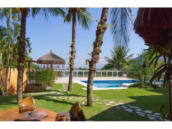 Amazing 5 suites duplex condo house with full leisure area 4678898 For