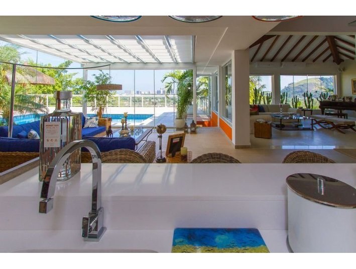 Amazing 5 suites duplex condo house with full leisure area 4678898 For