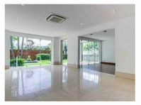 Available now 4 suites condo house with garage and pool - Häuser