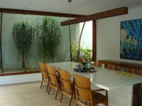 Contemporary 3 full suites house with garden pool and garage - 家