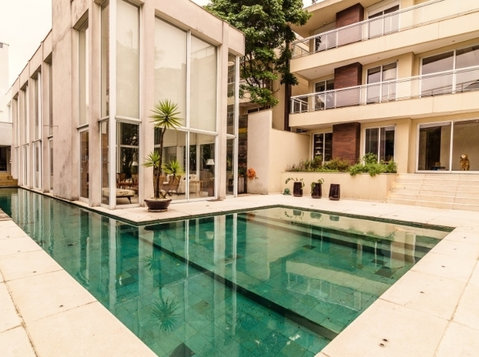 Gorgeous 5 suites condo house with pool garden and garage - Maisons