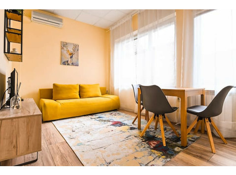 Cozy & Central 1BD Flat with a Nice Patio - Disewakan