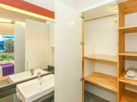 Western Style One Bedroom Apartment, 400m to Larryta Bus - Станови