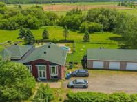 Grande propriété 65 778 pc avec garage triple au Québec - Mājas