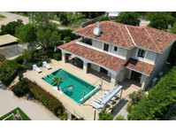 Villa CECILIA: 5* stone house, heated indoor pool - За издавање