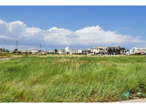 A very large flat Plot situated just a few minutes walk to… - Talot