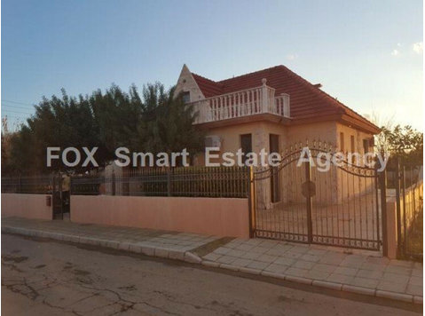 Amazing 4 bedroom bungalow of 350sqm internal area built on… - Case