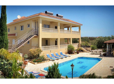 Built in two corner Plots. Three Floors. Total Built… - Къщи