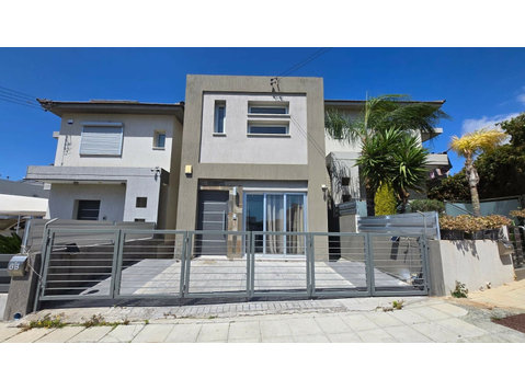 Located in a peaceful residential area of Kolossi, this… - Domy