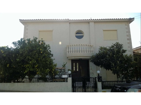 The property is located in Kolossi village, located to… - Къщи