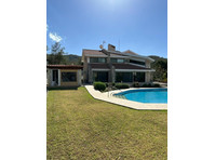 Amazing  4 bedrooms villa with huge garden and big swimming… - Maisons