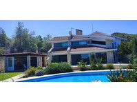 Amazing  4 bedrooms villa with huge garden and big swimming… - Domy