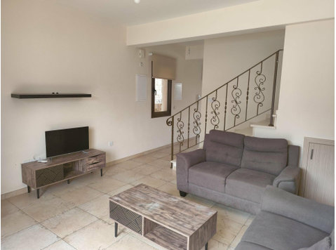 Nice three level detached house with swimming pool located… - Maisons
