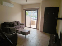 Nice three level detached house with swimming pool located… - Casas