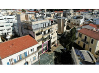Shop with a mezzanine in a building complex in Paphos. 

It… - Huse