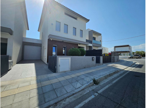 Stunning 5-Bedroom Modern Detached House in Kolossi – Fully… - Houses