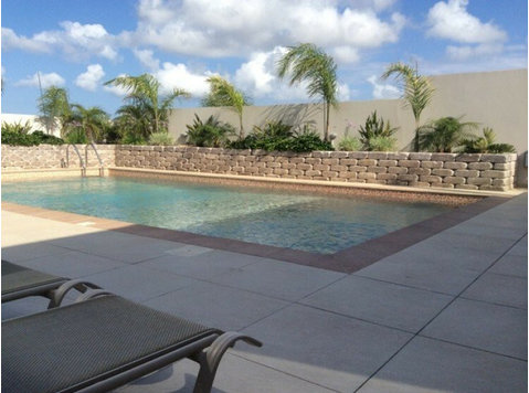 This is a custom built 5 bedroom Villa within easy access… - בתים