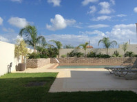 This is a custom built 5 bedroom Villa within easy access… - Casas