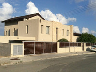 This is a custom built 5 bedroom Villa within easy access… - خانه ها