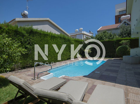 4 bedroom detached house with private swimming pool - Σπίτια