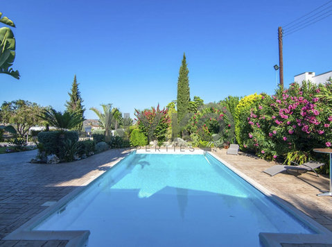 5 bedroom detached house with private pool - Куќи