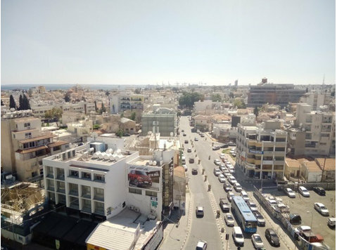 A 60sqm open-plan office located in the heart of Limassol… - Casas