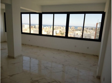 A 75sqm partitioned Office located at Gladstonas close to… - Hus