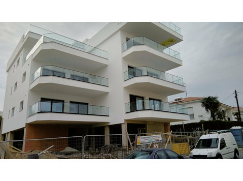 A Brand New Fully Furnished Three Bedroom Apartment  Mesa… - Casas
