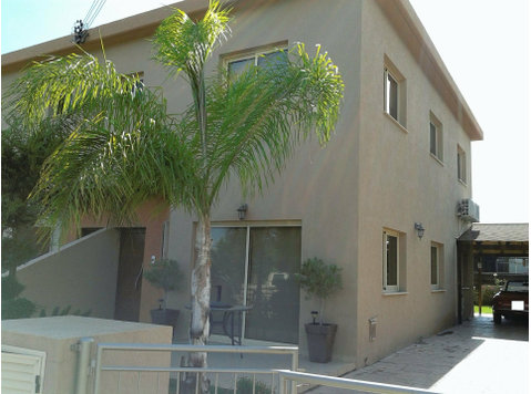 A Nice three bedroom semi detached unfurnished house with… - בתים
