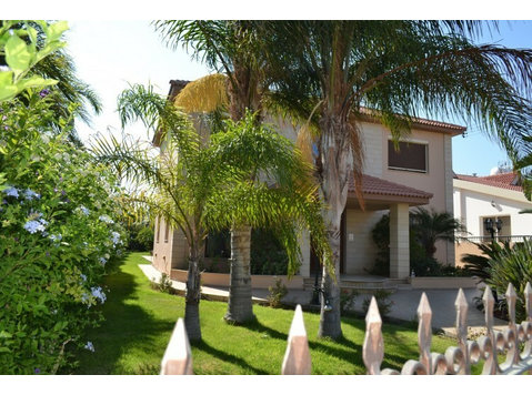A beautiful 4 bedroom detached villa in a quiet area of… - Maisons
